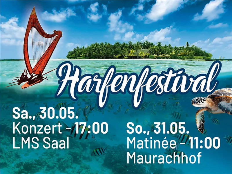 Eine Frau spielt Harfe und lächelt dabei. Im Hintergrund sind Steinmauern zu sehen.