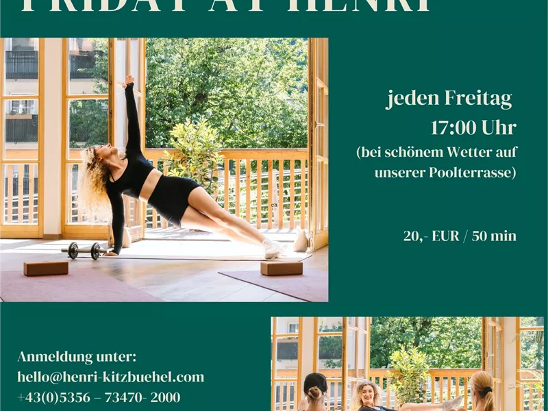Ein Pilates-Kurs im Hotel Henri in Kitzbühel findet jeden Freitag um 17:00 Uhr statt. Die Teilnehmer üben in einem hellen Raum mit Aussicht auf die Natur.