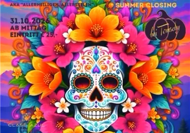 Bunter mexikanischer Totenkopf umrahmt von Blumen auf einem Veranstaltungsplakat.