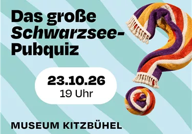 Veranstaltungsplakat für das Schwarzsee-Pubquiz im Museum Kitzbühel mit einem Fragezeichen aus einem Handtuch.