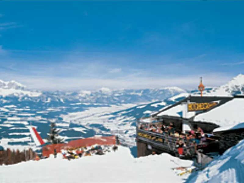 Ein schöner Ausblick von einem Bergrestaurant auf verschneite Berge. Die umliegende Landschaft ist winterlich und malerisch.
