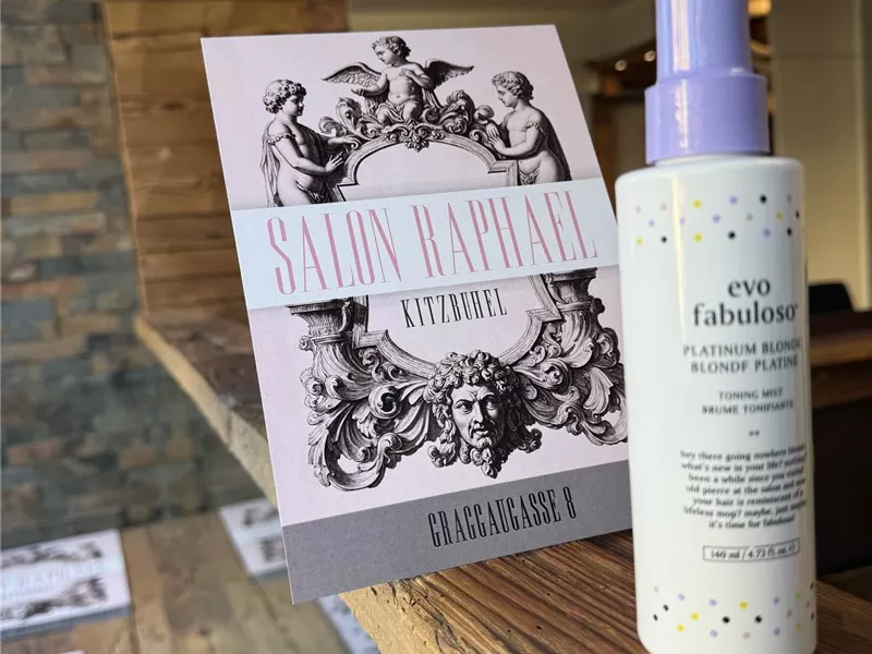 Ein eleganter Friseursalon mit einem Produkt auf einem Holzregal. Das Produkt ist ein Haarspray neben einer dekorativen Karte.